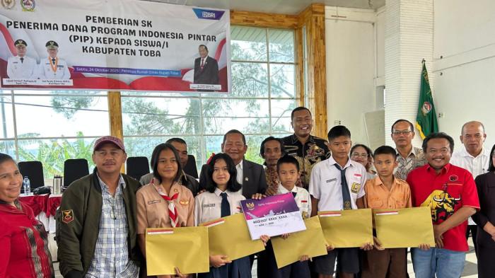 Ketua DPD PDIP Sumut Rapidin Simbolon dan Bupati Toba Efendy Napitupulu menyerahkan secara simbolis SK Beasiswa kepada orang tua siswa penerima bantuan di Toba, Sabtu (25/10/2025). Penyaluran beasiswa senilai Rp309 juta itu menjadi bukti kolaborasi lintas partai untuk memajukan pendidikan di daerah.