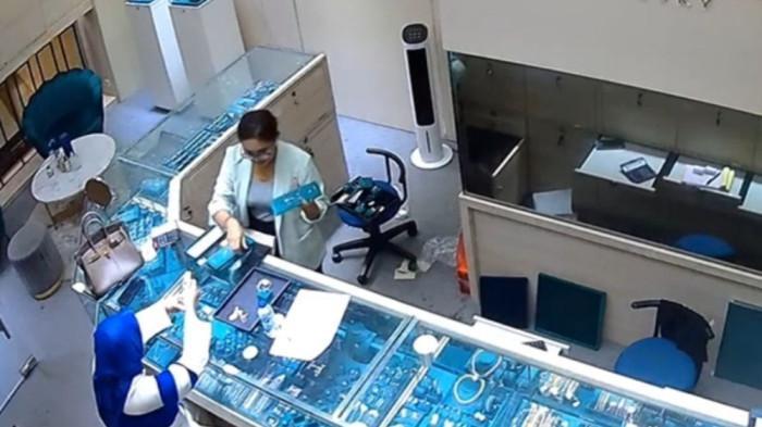 PENCURI KALUNG BERLIAN - AM (48) pelaku pencurian kalung berlian di Toko Diamond Jewelry, Mal Artha Gading, Jakarta Utara, terekam kamera pengawas.