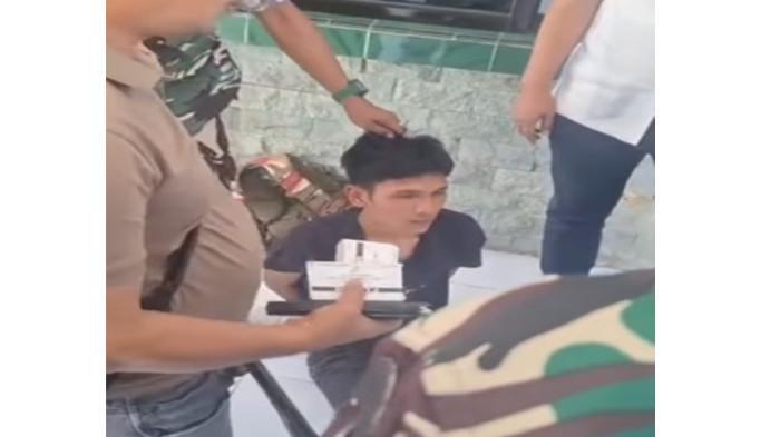 OKNUM TNI DIAMANKAN - Praka Situmorang anggota TNI di Gowa, Sulawesi Selatan yang mengamuk dan mengumbar tembakan senjata otomatis di kantor bank, berhasil diamankan