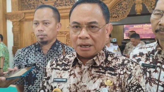 BUPATI PATI SUDEWO - Bupati Pati Sudewo saat memberikan keterangan pada wartawan.