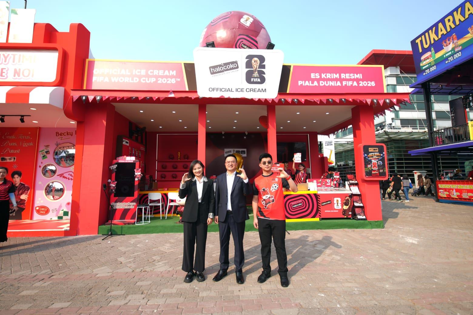 PIALA DUNIA 2026 - halocoko resmi ditunjuk sebagai Es Krim Resmi FIFA World Cup 2026. Pencapaian ini menandai tonggak penting dalam perjalanan perusahaan, menempatkan halocoko di antara brand ternama yang terpilih untuk berpartisipasi dalam ajang olahraga paling bergengsi di dunia.