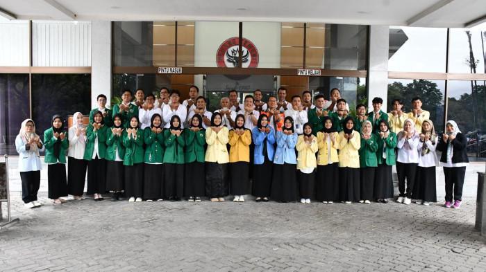 30 lulusan dari berbagai universitas di Indonesia