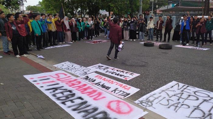 AKSI DEMO SUMBAR: Puluhan mahasiswa dari berbagai kampus di Sumatera Barat melakukan aksi demo di depan Kantor DPRD Sumbar, Kamis (23/10/2025). Aksi tersebut dilakukan untuk menyampaikan evaluasi satu tahun kinerja Prabowo-Gibran.