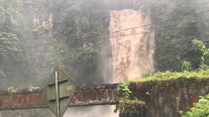 AIR TERJUN LEMBAH ANAI- Penampakan Air Terjun Lembah Anai, Kabupaten Tanah Datar, Sumatera Barat, berwarna keruh akibat diguyur hujan lebat dan debit airnya mengalami peningkatan, Sabtu (11/10/2025).