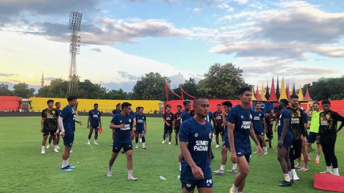 BERLATIH-  Pemain Semen Padang FC mulai berlatih jelang menghadapi Bhayangkara FC di Stadion H Agus Salim, Rabu (15/10/2025). Walau sudah memiliki pelatih baru, Kabau Sirah belum akan didampingi Dejan Antonic melawan Bhayangkara FC karena proses administrasi untuk kehadiran Dejan Antonic di pinggir lapangan masih dalam tahap penyelesaian.