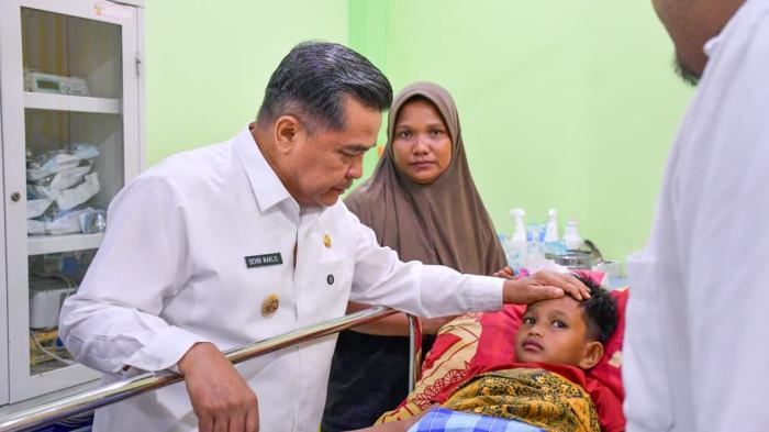 KERACUNAN MASSAL MBG - Bupati Agam Benni Warlis saat menjenguk korban keracunan MBG pada Rabu, 2/10/2025). Pemkab menetapkan status Kejadian Luar Biasa (KLB) terkait kasus keracunan nasi goreng di Lubuk Basung.