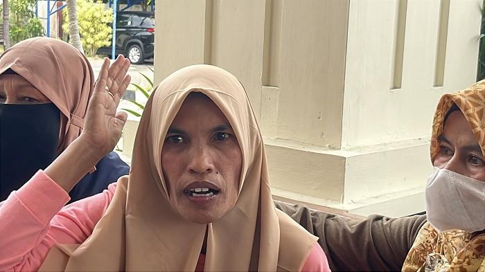 ELI MARLINA - Ibu Nia Kurnia Sari (NKS) Eli Marlina saat menghadiri sidang Indragon di PN Pariaman, selasa 5/8/2025. Dia bernafas lega pasca majelis hakim menjatuhi hukuman mati pada terdakwa pembunuhan dan pemerkosaan anaknya.