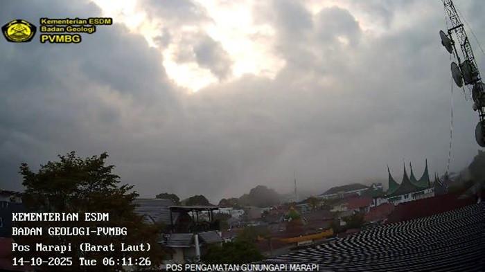 ERUPSI GUNUNG MARAPI - Visualisasi Gunung Marapi di Sumatera Barat saat terjadi erupsi, Selasa (14/10/2025). Tinggi kolom abu erupsi Gunung Marapi kali ini tidak teramati lantaran tertutup kabut. Dok: (