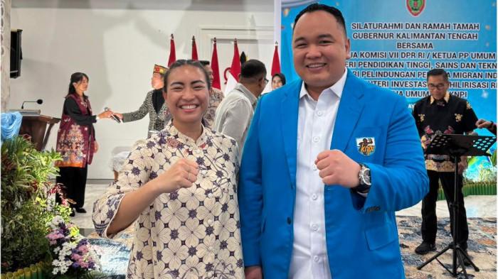 BATALKAN UNDUR DIRI : Putusan MKD DPR RI Batalkan surat pengunduran diri Rahayu Saraswati Djojohadikusumo, Kamis (30/10/2025). Ketua KNPI Sumbar Nanda Satria berpose bersama Rahayu Saraswati Djojohadikusumo. Nanda menyambut positif putusan MKD DPR terkait pembatalan ini (istimewa).