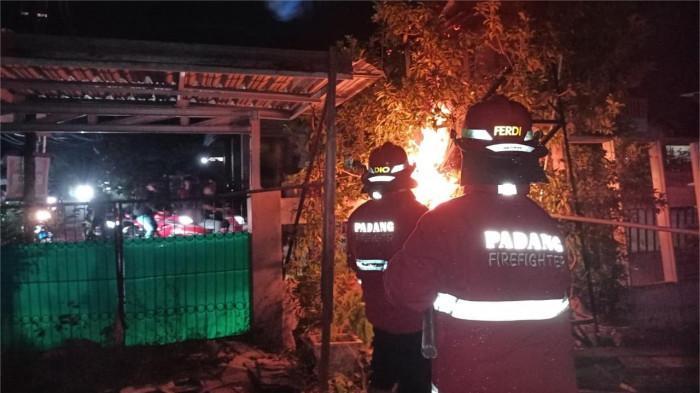 EVAKUASI TAWON- Petugas dari Damkar Kota Padang saat sedang mengevakuasi sarang tawon di Jalan Asra, Rt 02/Rw 04, Kelurahan Dadok Tunggul Hitam, Kota Padang, Sumatera Barat, Selasa (30/9/2025).