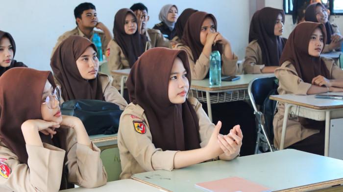 SISWA SERIUS DAN SEMANGAT - Para siswa SMK Negeri 9 Padang dengan semangat dan serius mengikuti pembelajaran atau materi yang disampaikan oleh Wakajati Sumbar, Dr Mukhlis SH, MH.Pentingnya program Jaksa mengajar dalam lingkungan sekolah adalah untuk mengetahui Tugas dan Fungsi lembaga Kejaksaan dan meningkatkan kesadaran hukum bagi siswa siswi sejak dini.