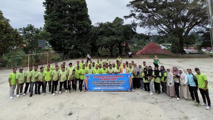 SENAM ANAK INDONESIA - Foto bersama peserta dan narasumber pelatihan Senam Anak Indonesia Hebat di lapangan usai sesi praktik, Selasa (6/8/2025).