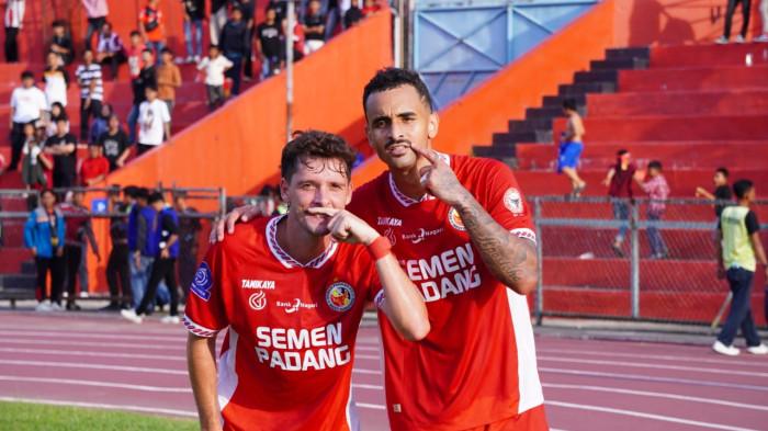 GOL KEDUA- Felipe Chaby (kiri) bersama Bruno Gomes (kanan) selebrasi merayakan gol kedua ke gawang Dewa United FC oleh Bruno Gomes, Jumat (15/8/2025). Kabau Sirah mencetak 2 gol di masa injury time setelah berjuang keras membobol gawang tim tamu di GOR H Agus Salim
