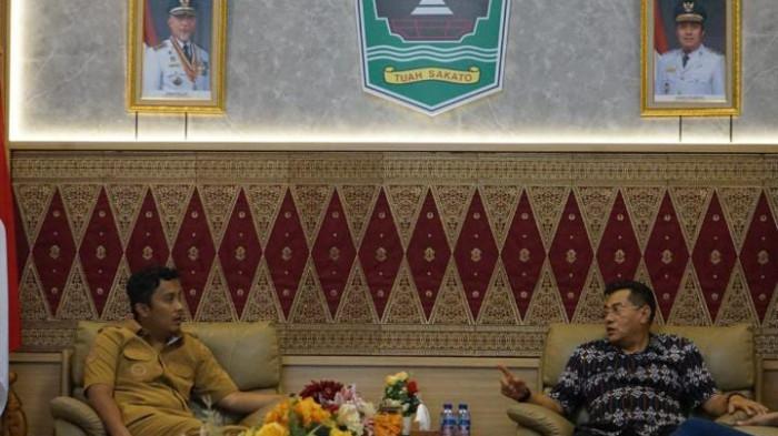 BAHAS SDM BIDANG DIGITAL - Wagub Sumbar, Vasko Ruseimy menyampaikan pentingnya penguatan sumber daya manusia di bidang digital untuk menunjang program Nagari Creative Hub. Hal ini disampaikannya saat menerima kunjungan Direktur PNP, Surfa Yondri, beserta jajaran di Ruang Temu Wakil Gubernur Sumbar, Rabu (6/8/2025).