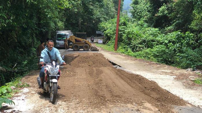 JALAN AMBLAS- Jalan penghubung Nagari Muaro menuju Nagari Silokek, Kecamatan Sijunjung, Kabupaten Sijunjung, Sumatera Barat yang amblas sudah diperbaiki dengan cara menimbun dengan tanah, Senin (13/10/2025).