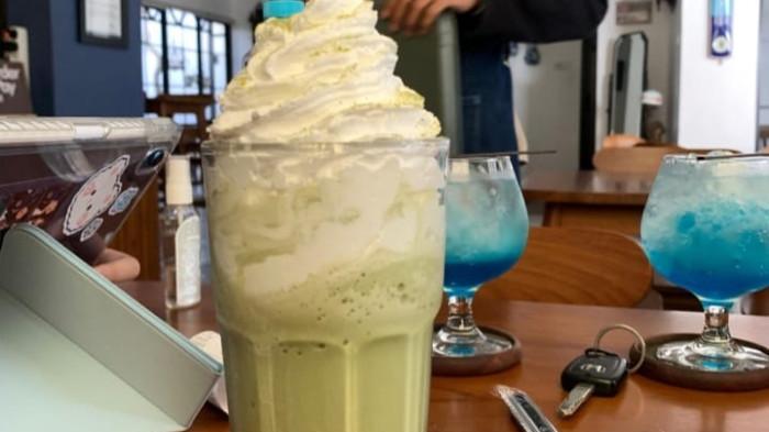 DI BALIK TREN MATCHA LATTE - Dalam beberapa tahun terakhir, minuman berwarna hijau pucat ini tengah naik daun. Matcha latte kini bukan sekadar alternatif kopi, tapi sudah menjadi bagian dari gaya hidup kekinian.