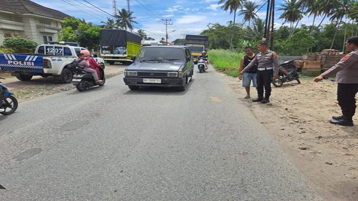 KECELAKAAN LALU LINTAS: Tempat kejadian kecelakaan lalu lintas di Jalan Tan Malaka, Nagari Koto Baru Simalanggang, Kecamatan Payakumbuh, Kabupaten Limapuluh Kota Jumat (24/10/2025). Kanit Gakkum Polres Payakumbuh, AIPDA Hardiman sebut korban kecelakaan sepeda motor dengan mobil Colt Diesel meninggal dunia.