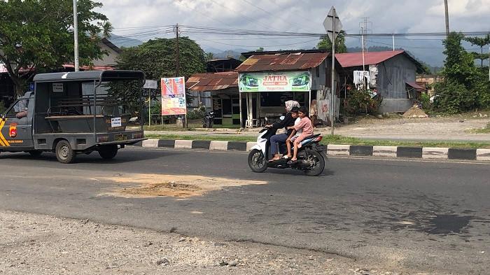 KECELAKAAN MAUT PADANG -  Lokasi kecelakaan maut di Jalan By Pass, Simpang Pasar Ambacang, Kecamatan Kuranji, Kota Padang, Kamis (23/10/2025). Dalam peristiwa tersebut, seorang ibu meninggal dunia setelah terlindas truk.