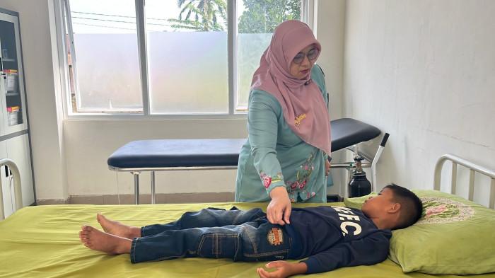 KERACUNAN MBG- Korban keracunan diduga akibat mengkonsumsi program Makanan Bergizi Gratis (MBG) terus berdatangan ke Puskesmas Manggopoh, Agam, Sumbar, Kamis (2/10/2025). Korban ini terus berdatangan sejak pukul 08.00 WIB. Mereka yang dibawa terdiri dari siswa SD dan SMP.