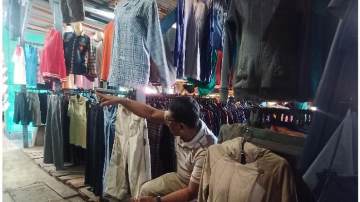 PEDAGANG PAKAIAN BEKAS: Pedagang pakaian bekas di Pasar Putih Kota Bukittinggi, Panaluhon saat memberikan keterangan, Sabtu (1/11/2025). Panaluhon dukung jika aturan pelaran balpres pakaian bekas diberlakukan, namun terapkan secara merata.