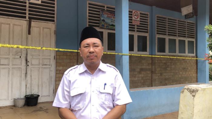 SISWA GANTUNG DIRI- Kepala Sekolah SMPN 7 Sawahlunto, Sudirman, saat memberikan keterangan terkait adanya siswa diduga gantung diri di lingkungan sekolah, Rabu (29/10/2025). Sudirman mengatakan bahwa peristiwa perundungan terhadap BE (15) tidak pernah terjadi.