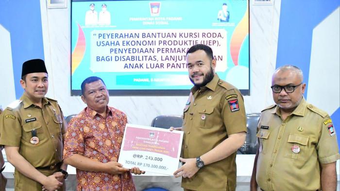 BANTUAN ANAK LUAR PANTI - Wali Kota Padang, Fadly Amran, secara simbolis menyalurkan bantuan sosial atau bansos, di Aula Kantor Dinas Sosial Kota Padang, Selasa (5/8/2025), di Padang, Provinsi Sumatera Barat. Wali kota menyebutkan, bantuan kali ini berupa kursi roda, bantuan usaha ekonomi produktif (UEP), dan paket permakanan bagi penyandang disabilitas, lanjut usia (lansia), serta anak luar panti di Kota Padang.