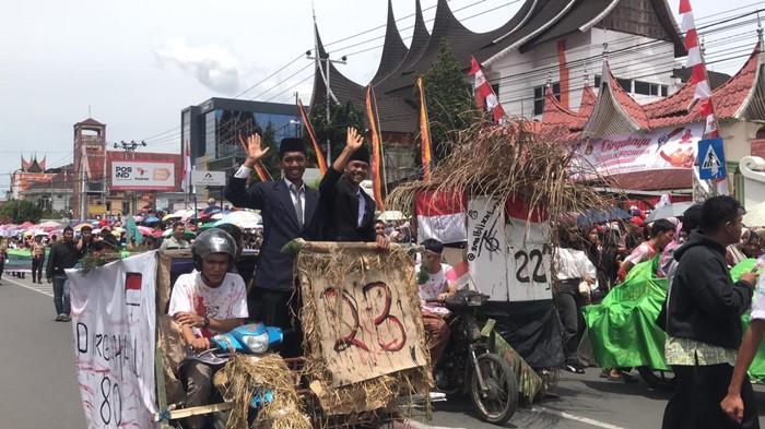 PAWAI KEMERDEKAAN RI - Potret pawai kemerdekaan dengan tema pemimpin Soekarno-Hatta di Bukittinggi, Senin (18/8/2025). Masyarakat, Dina sebut kostum Soekarno-Hatta yang ditampilkan saat pawai mengingatkan kita akan perjuangan pahlawan