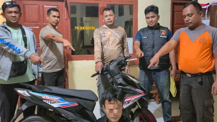 PENANGKAPAN CURANMOR: Petugas Polsek Sutera mengamankan seorang pemuda berinisial VA (23) yang diduga pelaku pencurian dengan pemberatan (curat) dan pencurian kendaraan bermotor (curanmor) di wilayah Pesisir Selatan, Jumat (15/8/2025) kemarin. Polisi juga menyita satu unit sepeda motor sebagai barang bukti.