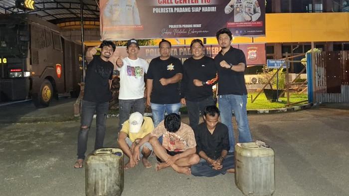 PENANGKAPAN PELAKU PENCURIAN: Tim Klewang Polresta Padang saat mengamankan tiga pelaku kasus pencurian bahan bakar minyak (BBM) di kawasan Terminal Truk Bandar Buat, Kecamatan Lubuk Kilangan, Kota Padang beberapa waktu lalu. Dari tangan pelaku, polisi menyita jeriken berisi BBM hasil curian.
