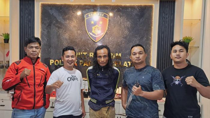 PENANGKAPAN PELAKU PENCURIAN: Petugas Tim Opsnal Polsek Padang Selatan memperlihatkan tersangka R (tengah) bersama barang bukti sebilah pisau yang digunakan saat beraksi. Pelaku ditangkap di kawasan Rawang, Kecamatan Padang Selatan, Kota Padang, Senin (20/10/2025) malam.