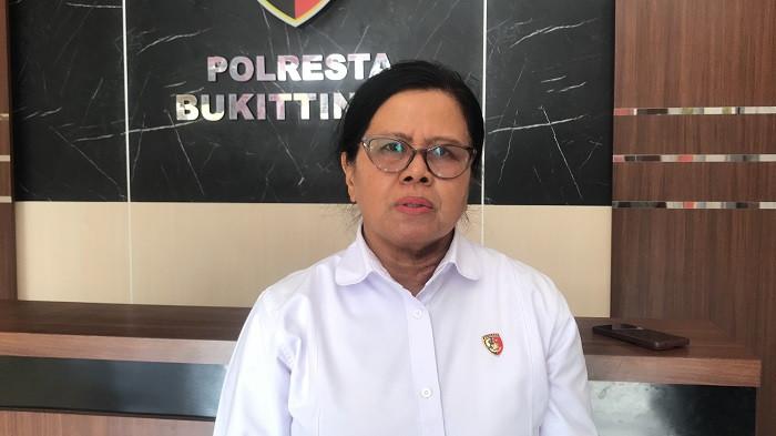 PENEMUAN JASAD BAYI: Plt Kasat Reskrim Polresta Bukittinggi, Kompol Anidar saat memberikan keterangan di Mapolresta Bukittinggi, Senin (27/10/2025). Kompol Anidar sebut jasad bayi yang gegerkan warga di Bukit Cangang masih dititipkan di RSAM Bukittinggi.