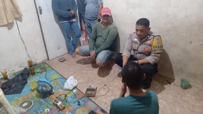 PERCOBAAN BUNUH DIRI - Polsek Lubuk Alung, Polres Padang Pariaman amankan tindakan percobaan bunuh diri dengan racun tikus sembari siaran langsung di media sosial, pukul 11.30 WIB, Selasa (21/10/2025). Aksi percobaan bunuh diri ini dilakukan oleh warga Lubuk Alung Padang Pariaman berinisial F (30).