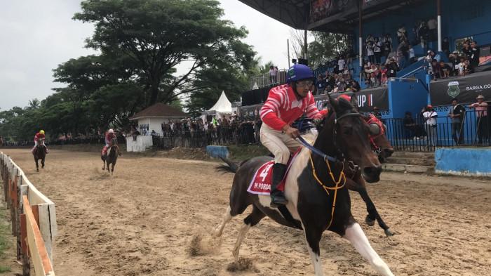 PACUAN KUDA PAYAKUMBUH- Pertandingan pacuan kuda nasional kelas 600 meter melalui Indonesia's Horse Race (IHR) Cup II di Gelanggang Pacuan Kuda Kubu Gadang, Kota Payakumbuh, Minggu (28/9/2025). Pasca Sarga.co berhasil menggelar ajang pacuan kuda nasional melalui Indonesia's Horse Race (IHR) Cup II di Kota Payakumbuh, Pengurus Pusat Persatuan Olahraga Berkuda Seluruh Indonesia (PP Pordasi) menyiapkan gelanggang skala internasional di Sumatera Barat.