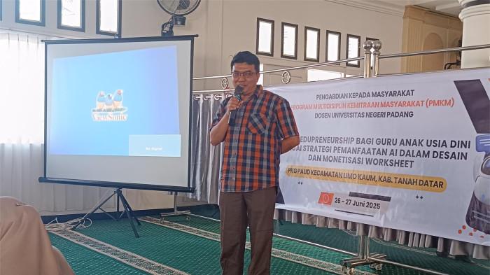 PELATIHAN GURU- Suasana kegiatan dalam rangka program pengabdian kepada masyarakat yang bertajuk “Edupreneurship Digital bagi Guru Anak Usia Dini sebagai Strategi Pemanfaatan AI dalam Desain dan Monetisasi Worksheet
