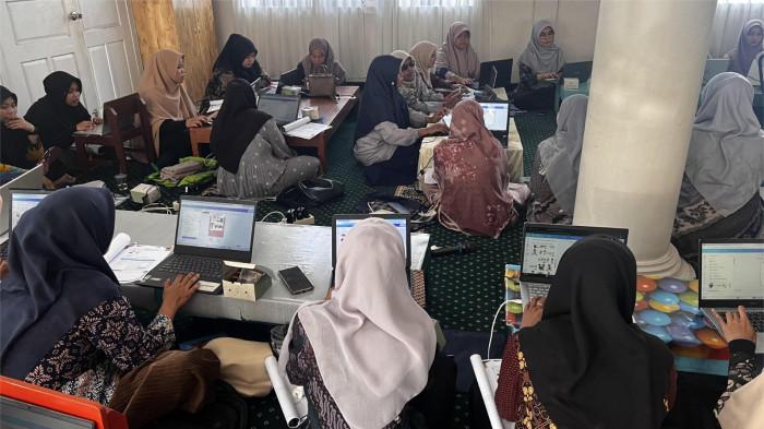 PELATIHAN GURU- Para guru PAUD dan TK pada saat sedang fokus mengikuti program pengabdian kepada masyarakat yang bertajuk “Edupreneurship Digital bagi Guru Anak Usia Dini sebagai Strategi Pemanfaatan AI dalam Desain dan Monetisasi Worksheet