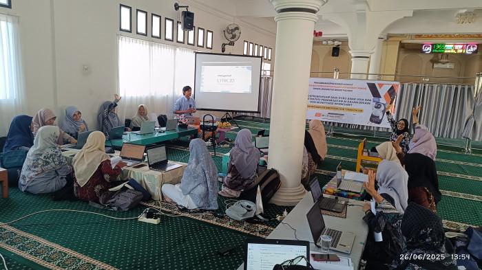 PELATIHAN GURU- Para guru PAUD dan TK sangat antusias dalam mengikuti kegiatan program pengabdian kepada masyarakat yang bertajuk “Edupreneurship Digital bagi Guru Anak Usia Dini sebagai Strategi Pemanfaatan AI dalam Desain dan Monetisasi Worksheet