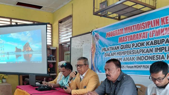 BEKALI PJOK - Pemateri menyampaikan penjelasan materi Senam Anak Indonesia Hebat kepada peserta pelatihan di Kabupaten Solok, Selasa (5/8/2025).