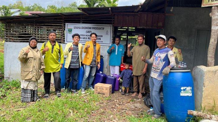 PENELITIAN DAN PENGABDIAN- Tim Dosen Pengabdian Universitas Negeri Padang (UNP) mengantarkan peralatan dan bahan pembuatan pupuk organik cair (POC) ke Pondok Pesantren Pertanian Syech M. Muhsin di Nagari Sirukam, Kecamatan Payung Sekaki, Kabupaten Solok, Sumatera Barat, Rabu (22/10/2025).