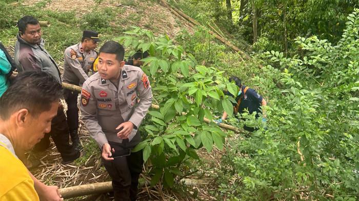 PENEMUAN MAYAT BAYI- Warga bersama kepolisian saat berada di lokasi penemuan mayat bayi di Kelurahan Bukik Cangang, Kecamatan Guguk Panjang, Kota Bukittinggi, Sabtu (25/10/2025). Kapolsek Kota Bukittinggi, AKP Mazwanda ungkap kronologi penemuan mayat bayi oleh warga yang hendak membuka jendela belakang rumahnya.