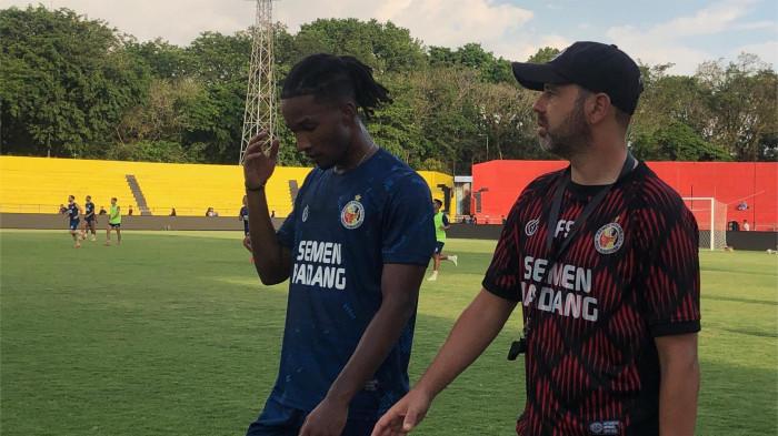 BRI SUPER LEAGUE- Pelatih Fisik Semen Padang FC Flavio Silva (kanan) bersama Ronaldo Kwateh (kiri) saat berjalan di lapangan Stadion Gelanggang Olahraga (GOR) Haji Agus Salim, Kota Padang, Sumatera Barat, Rabu (27/8/2025). Manajer Kabau Sirah, Masykur Rauf, memastikan Ronaldo akan masuk dalam daftar pemain yang dibawa menghadapi Persita Tangerang pada pekan keempat BRI Super League.