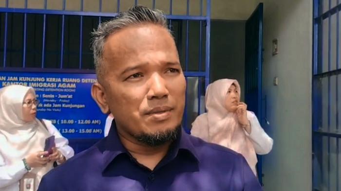 STATUS KEWARGANEGARAAN: Kepala Ombudsman Sumbar, Adel Wahidi saat memberikan keterangan dj Imigrasi Agam, Rabu (1/10/2025). Adel pastikan hak Nur Amira dan anaknya Zahira terpenuhi.