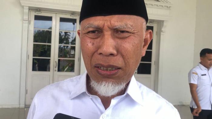 GUBERNUR SUMBAR MAHYELDI - Gubernur Sumbar Mahyeldi ditemui usai kegiatan di Auditorium Gubernuran Sumbar, Rabu (22/10/2025). Mahyeldi hanya memberikan jawaban singkat ketika ditanya mengenai langkah politik putranya.