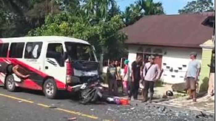 KECELAKAAN PADANG PARIAMAN - Satu unit bus travel jurusan Payakumbuh-Padang mengalami kecelakaan di jalan nasional Padang-Bukittinggi, Kayu Tanam, Padang Pariaman, Selasa (21/10/2025).