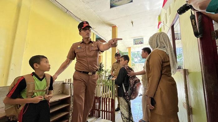 SIDAK BUPATI - Sidak Bupati Padang Pariaman, John Kenedy Azis, ke SDN 21 Batang Anai Selasa (12/8/2025). Sidak ini membawa kekecewaan besar, melihat kondisi kebersihan dan minimnya perhatian tenaga pendidik pada murid.