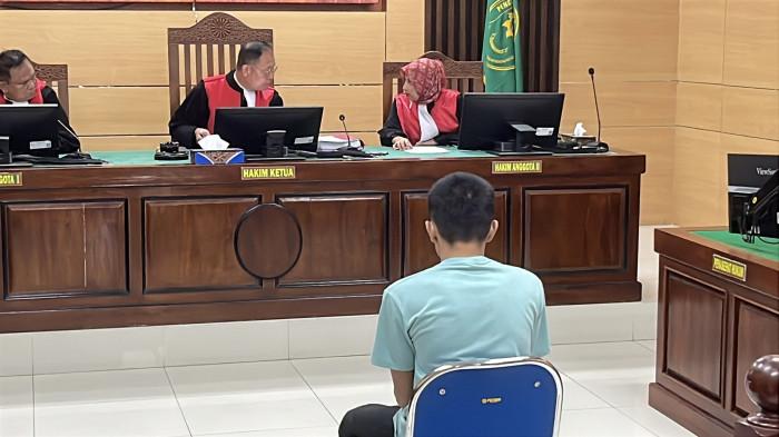 SIDANG KASUS PEMBUNUHAN- Hakim ketua kasus pembunuhan dan pemerkosaan gadis penjual gorengan, Dedi Kuswara bakal bacakan putusan hukuman untuk In Dragon, Selasa (5/8/2025). Pembacaan putusan ini berlangsung mulai pukul 10.45 WIB di ruang sidang Cakra, Pengadilan Negeri Pariaman, Provinsi Sumatera Barat.