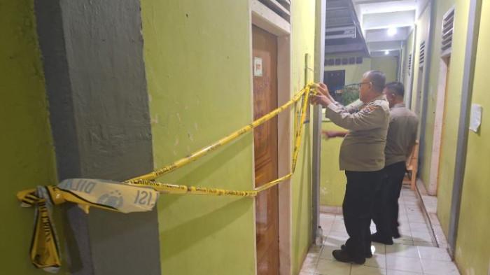 Teks Foto: Petugas kepolisian dari Polsek Padang Barat bersama tim Inafis Polresta Padang melakukan olah tempat kejadian perkara (TKP) di kamar kos tempat ditemukannya jenazah mahasiswi di Jalan Veteran Dalam, Kelurahan Padang Pasir, Kecamatan Padang Barat, Kota Padang, Sabtu (11/10/2025) malam.
