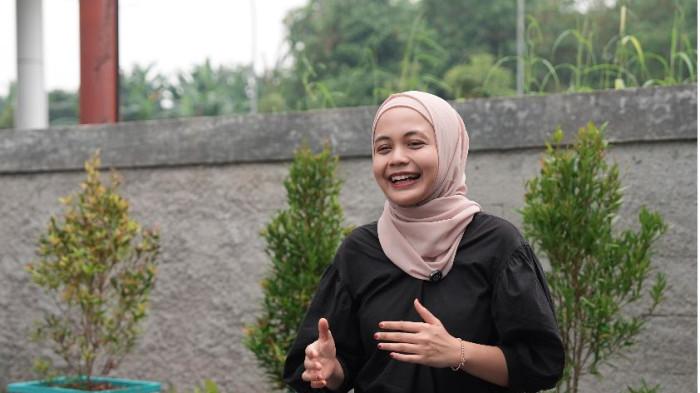 PEMASOK IKAN SEGAR - Seorang perempuan bernama Ifta Bintan, yang merupakan pemasok ikan segar untuk Program MBG di SPPG Khusus Tangerang Selatan, Provinsi Banten.