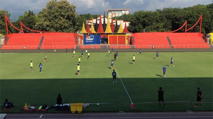 BRI SUPER LEAGUE- Tim Semen Padang FC saat menjalani sesi latihan di Stadion Haji Agus Salim Padang, Kecamatan Padang Barat, Kota Padang, Sumatera Barat, Rabu (15/10/2025).