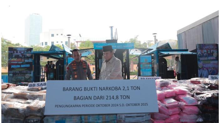 ARAHAN PRESIDEN UNTUK POLRI - Presiden RI Prabowo Subianto meminta kepada Kapolri Jenderal Polisi Listyo Sigit Prabowo melakukan tiga tugas utama dalam penegakan hukum saat ini. Tugas tersebut meliputi pemberantasan narkoba, penyelundupan, dan judi online. Hal itu diutarakan Prabowo saat memberikan sambutan dalam acara pemusnahan narkoba di Lapangan Bhayangkara, Mabes Polri, Jakarta, Rabu (29/10/2025).