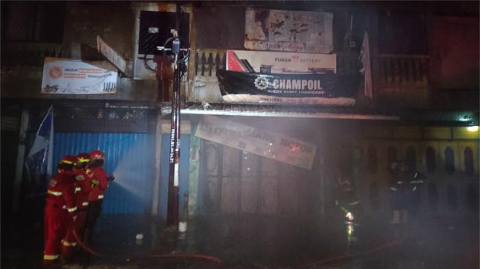 KEBAKARAN DI PADANG- Petugas Dinas Pemadam Kebakaran Kota Padang berupaya memadamkan api yang membakar ruko penjual oli dan suku cadang motor di kawasan Olo, Kecamatan Padang Barat, Jumat (24/10/2025) dini hari.